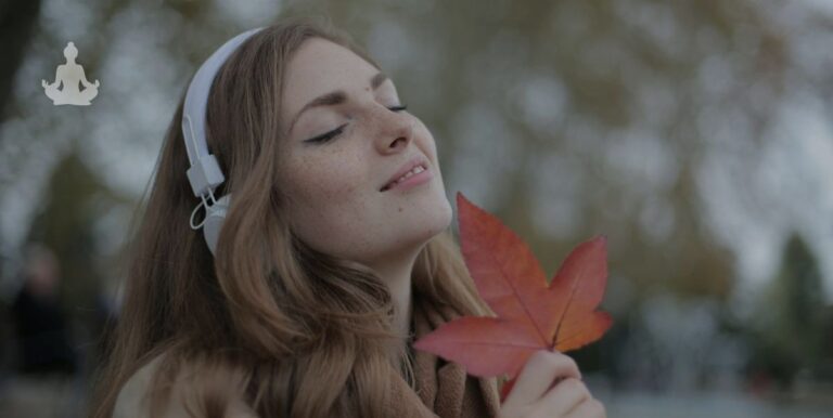 Jeune femme en train d'écouter de la musique avec son casque