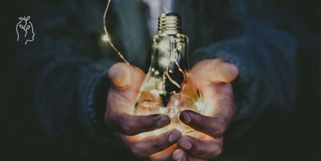 Lumières dans les mains d'un homme