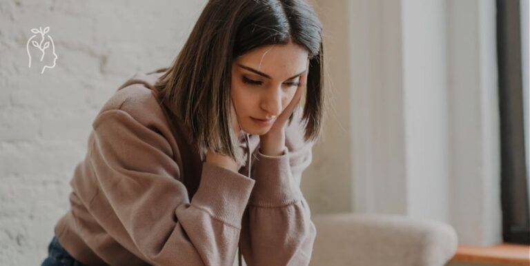 Jeune femme qui se prend la tête entre ses mains