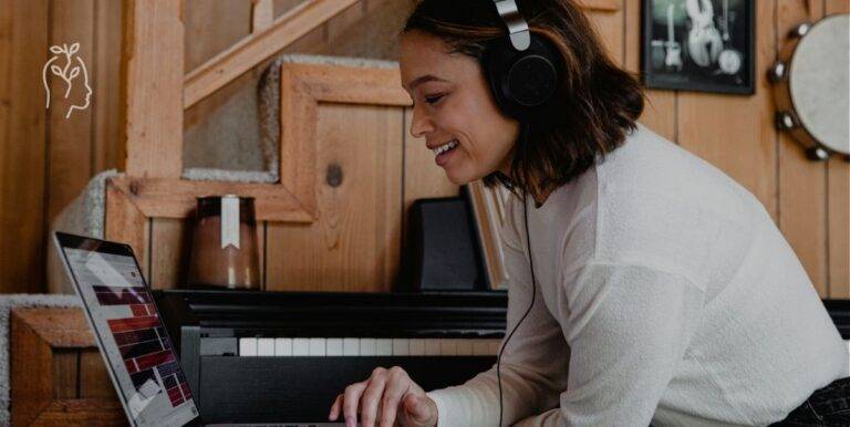 Jeune femme en train de suivre une formation en ligne en écoutant dans son casque audio