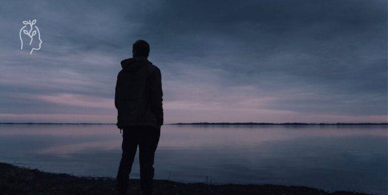 Homme regardant la mer