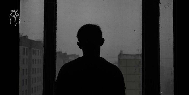 Homme regardant par la fenêtre