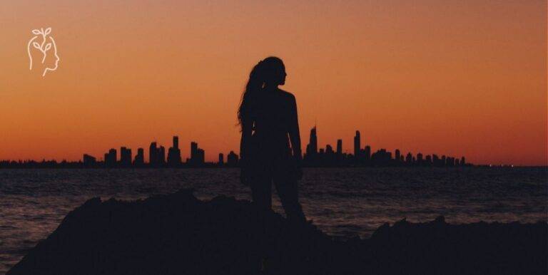 Femme face à un coucher de soleil