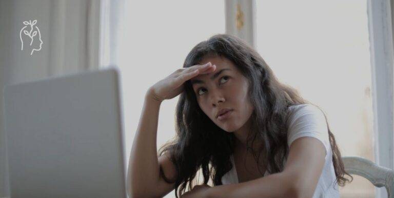 Jeune femme qui en a marre de travailler sur son ordinateur