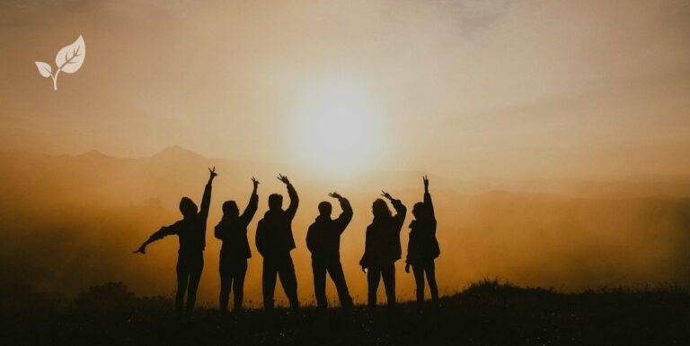 Groupe d'amis face au coucher du soleil