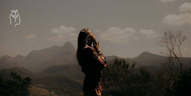 Jeune femme dans la nature regardant le ciel