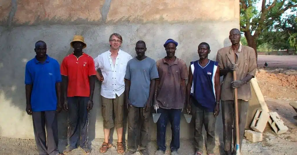 Bruno Lallement avec l’équipe du chantier au Burkina Faso
