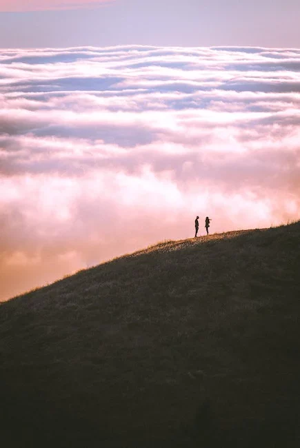 l'amour inconditionnel entre deux êtres au sommet d'une montagne