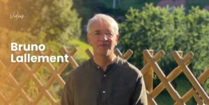 Bruno Lallement face à une barrière en bois