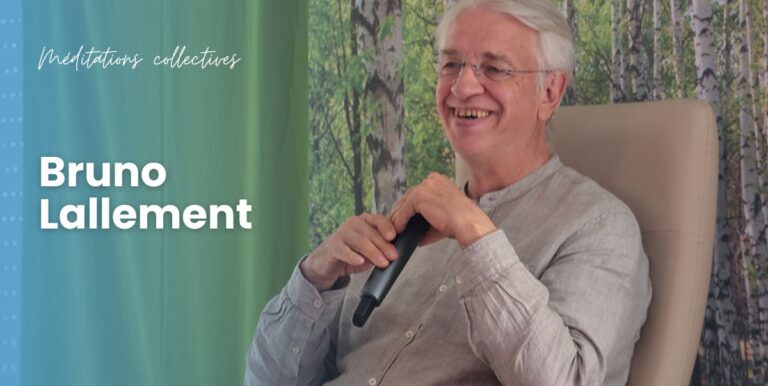 Bruno Lallement en train de sourire pendant une méditation collective
