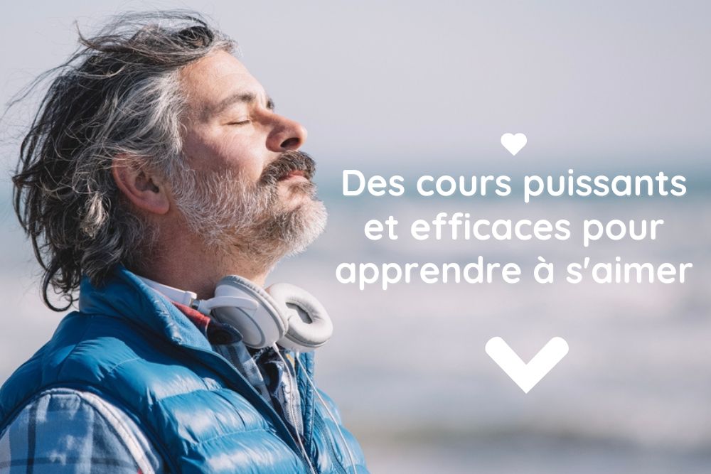 homme sur la plage en train de respirer l'air marin