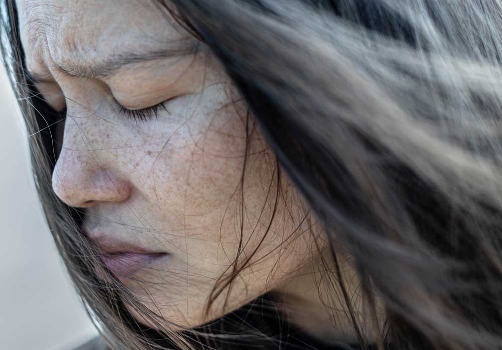 jeune fille brune qui a l'air de se sentir coupable