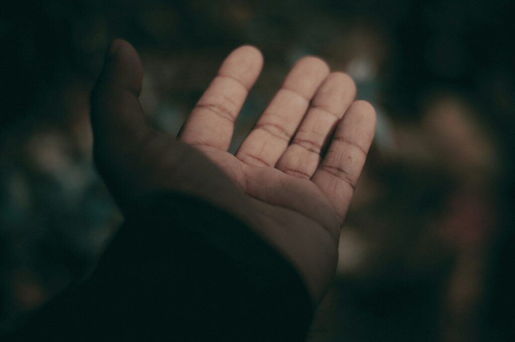 main tendue d'un homme, invitation à la confiance